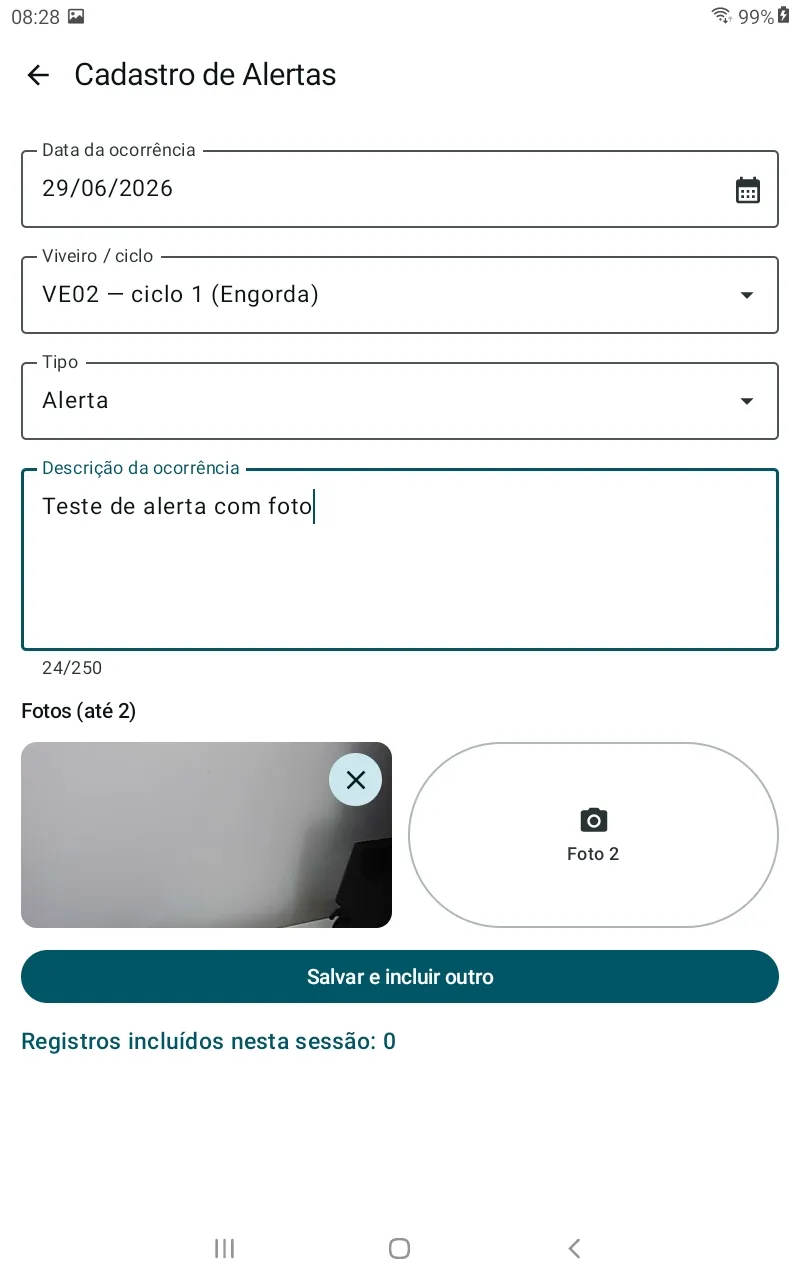 Formulário "Cadastro de Alertas": Data da ocorrência, Viveiro/ciclo (VE02 — ciclo 1 Engorda), Tipo (Alerta), Descrição da ocorrência ("Teste de alerta com foto"), a seção "Fotos (até 2)" com uma foto já anexada e o botão "Salvar e incluir outro"