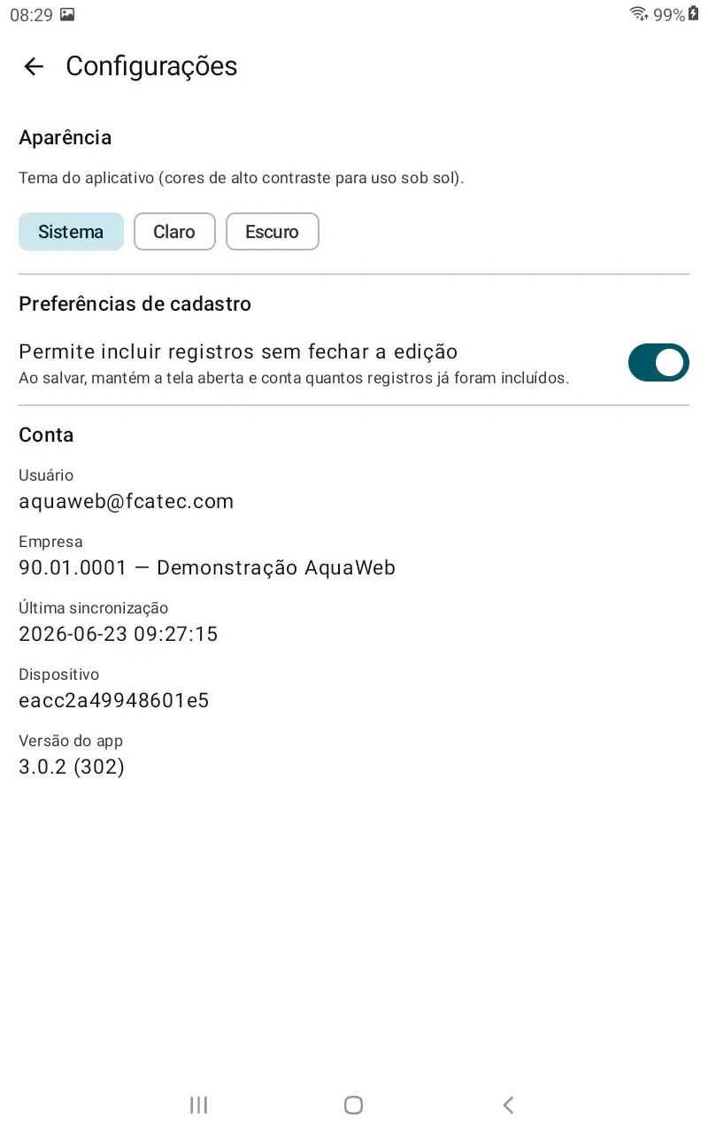 Tela de Configurações: "Aparência" com temas Sistema/Claro/Escuro (cores de alto contraste para uso sob sol); "Preferências de cadastro" com a opção "Permite incluir registros sem fechar a edição" ligada; e o bloco "Conta" com Usuário, Empresa (90.01.0001 — Demonstração AquaWeb), Última sincronização (2026-06-23 09:27:15), Dispositivo e Versão do app 3.0.2 (302)