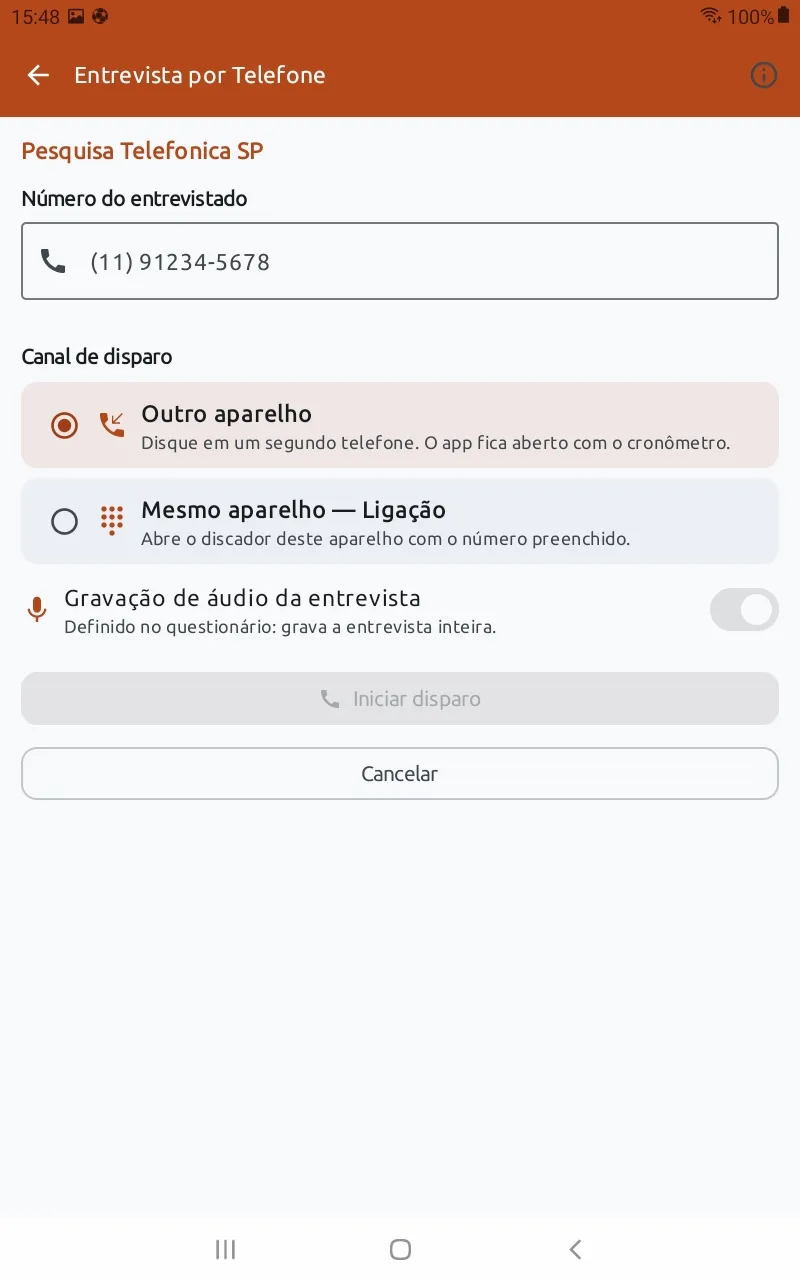 Tela "Entrevista por Telefone" com o campo "Número do entrevistado" e a seção "Canal de disparo" com as opções "Outro aparelho" e "Mesmo aparelho — Ligação"