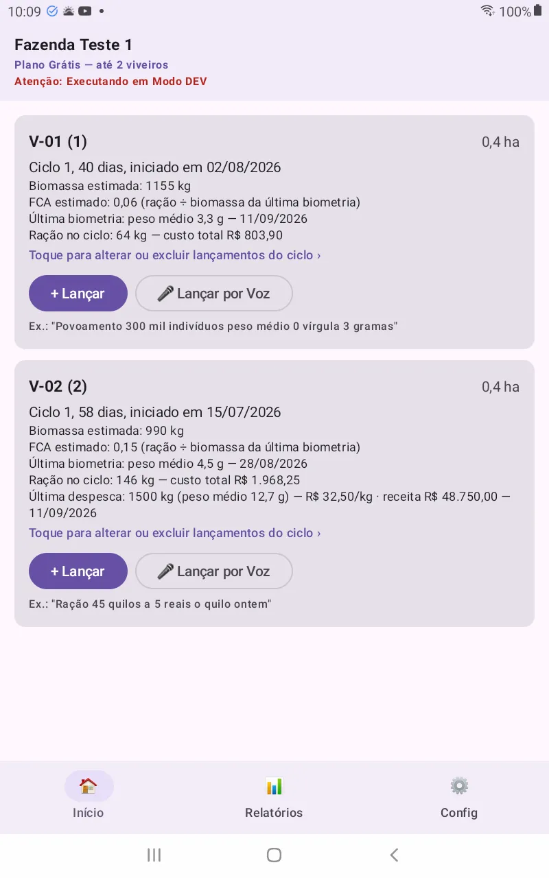 Tela inicial do ViveiroTech mostrando os viveiros V-01 e V-02, cada um com ciclo em andamento, biomassa estimada, FCA estimado, última biometria e os botões “+ Lançar” e “Lançar por Voz”